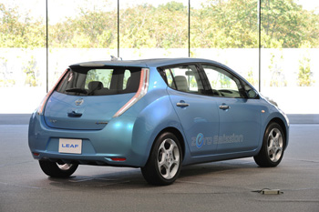 Nissan показал серийный электрокар Leaf