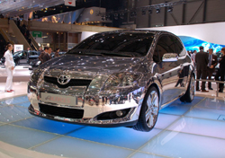 Женевский автосалон: Toyota Auris исполненный в “серебре”.